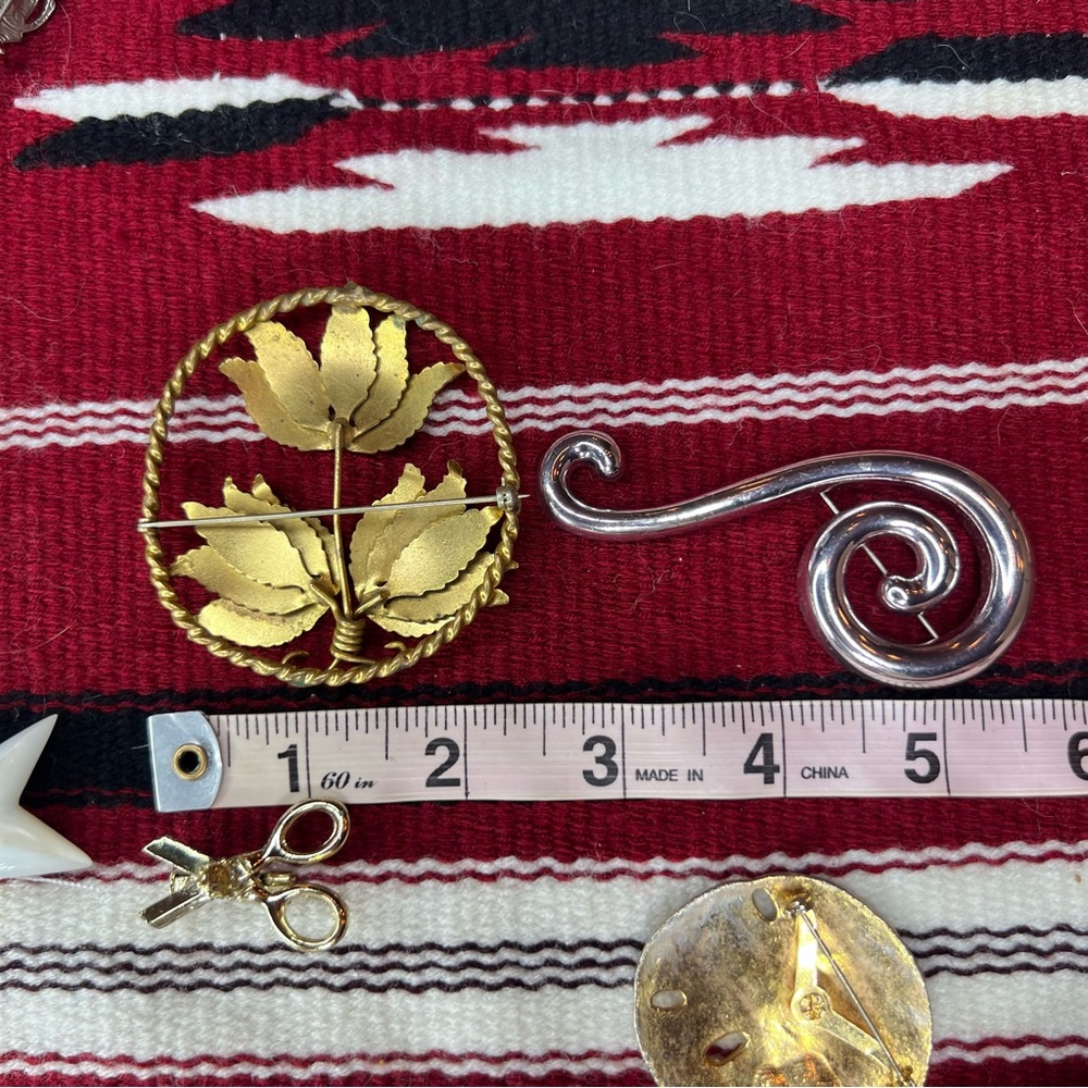 Vintage brooch lot of 5 flower scissors star Sand dollar and music note spiral - Picture 14 of 16